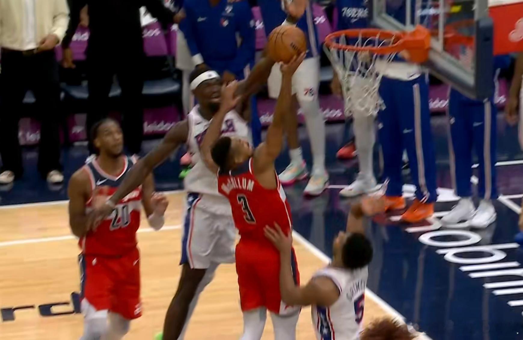 欧锦赛上表现亮眼的博纳，回到NBA依然可圈可点，17分钟出场时间，5个封盖。 ​