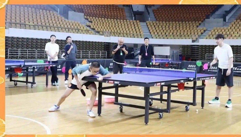 哈，马龙真是智联招聘在国乒吧，上一次介绍闫安于子洋去鄂尔多斯公益活动，现在直播都