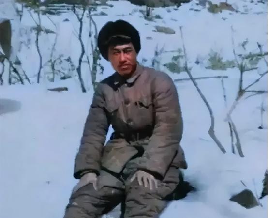 1950年，剿匪途中，一名解放军战士不幸被俘，土匪头子见他年轻，想收编他，他宁死