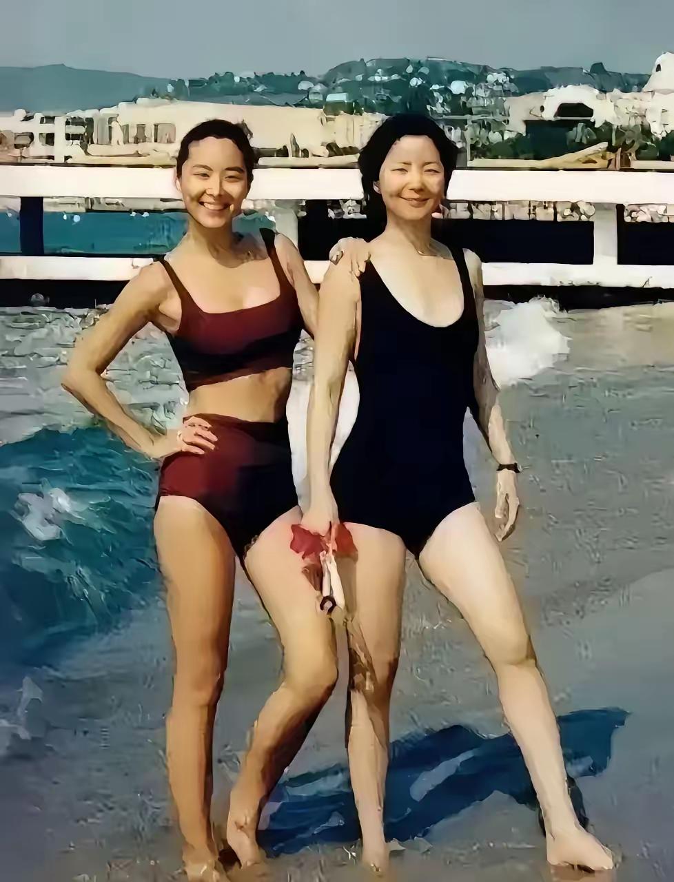 1990年夏天太美好了！林青霞和邓丽君相约到法国南部度假。那时，林青霞凭借《滚滚