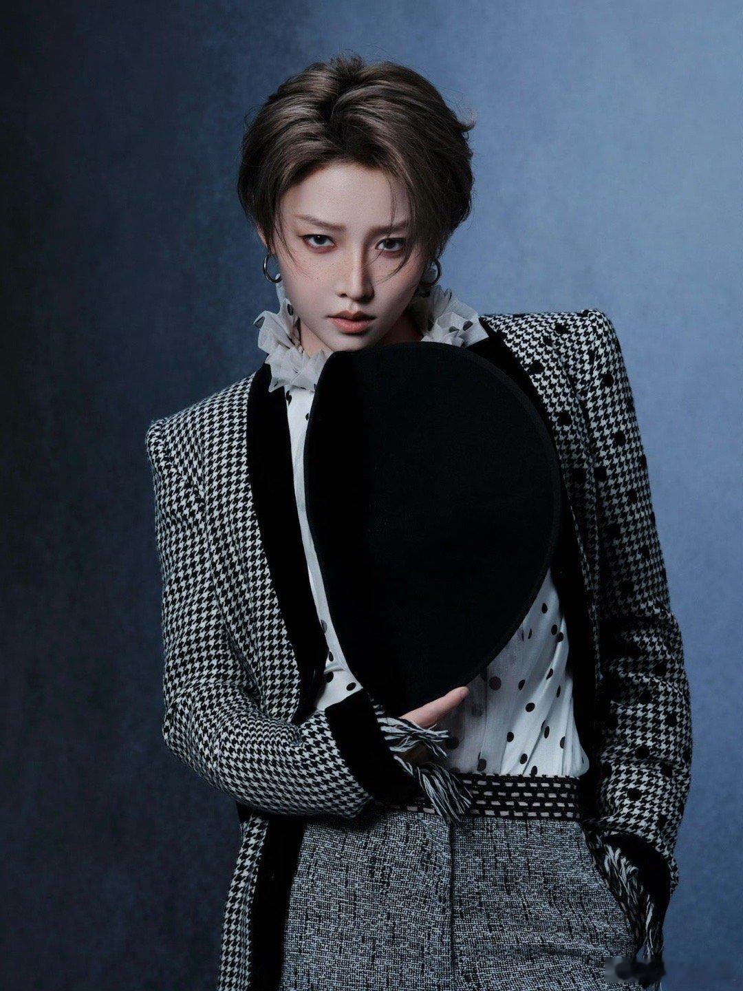 刘雨昕2025爱奇艺尖叫之夜 刘雨昕尖叫之夜造型大片出炉！千鸟格长风衣叠搭波点薄