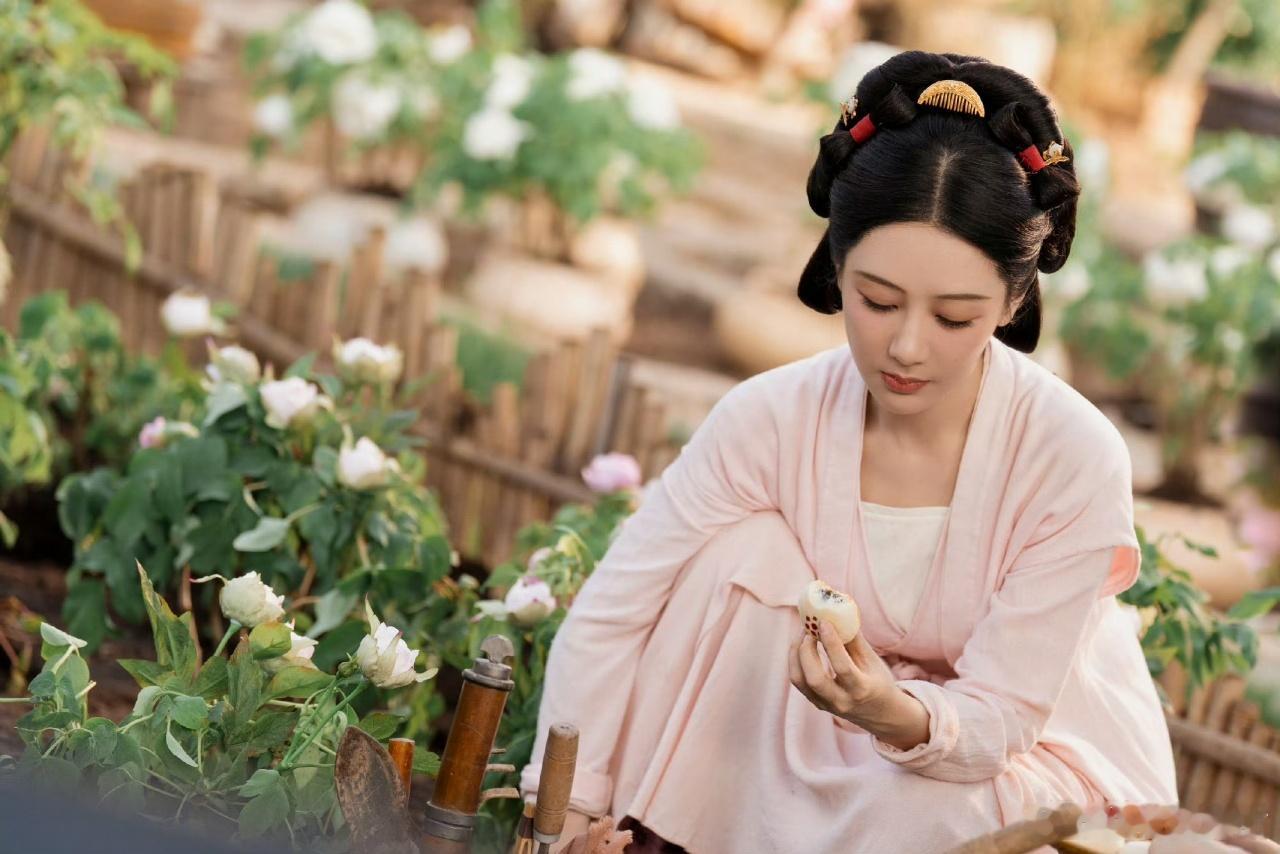 杨紫何惟芳垂耳兔造型  何惟芳萌萌垂耳兔 为什么要吓芳芳，芳芳这么可爱！垂耳兔新