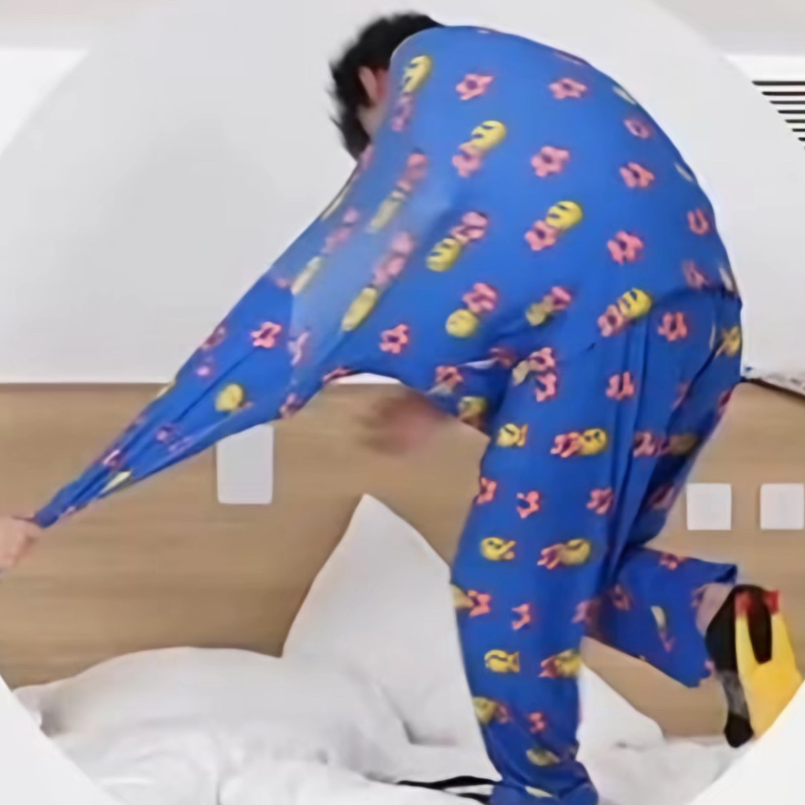 虽然左航这个睡衣真的很大 但你们干嘛把房子和人都塞进航酱的裤子啊🥺少了个我吧