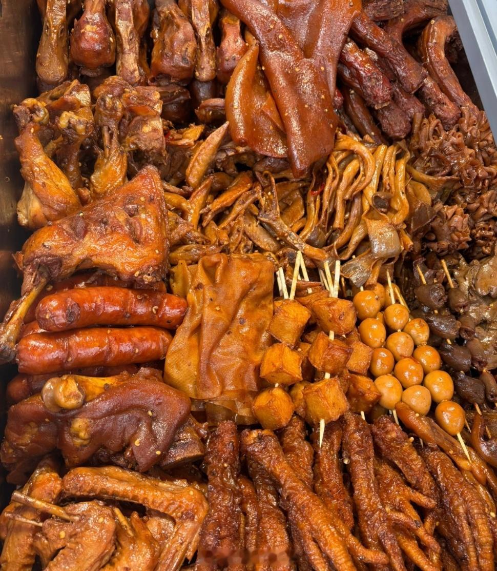 绝味鸭脖为啥卖不动了卖不动的远不止绝味鸭脖…前几天路过一个卤味店，闻着很香买了点