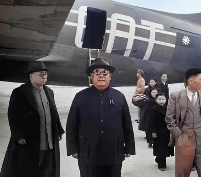 1949年，宁夏解放后，马鸿逵在乘机逃往台湾时，发现有两架国军野马式战斗机自后赶
