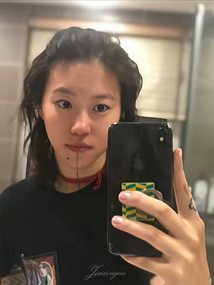 窦靖童叛逆里长出底气从胆怯回避到从容接纳，在个性与叛逆中，修炼出满满的内心力量 