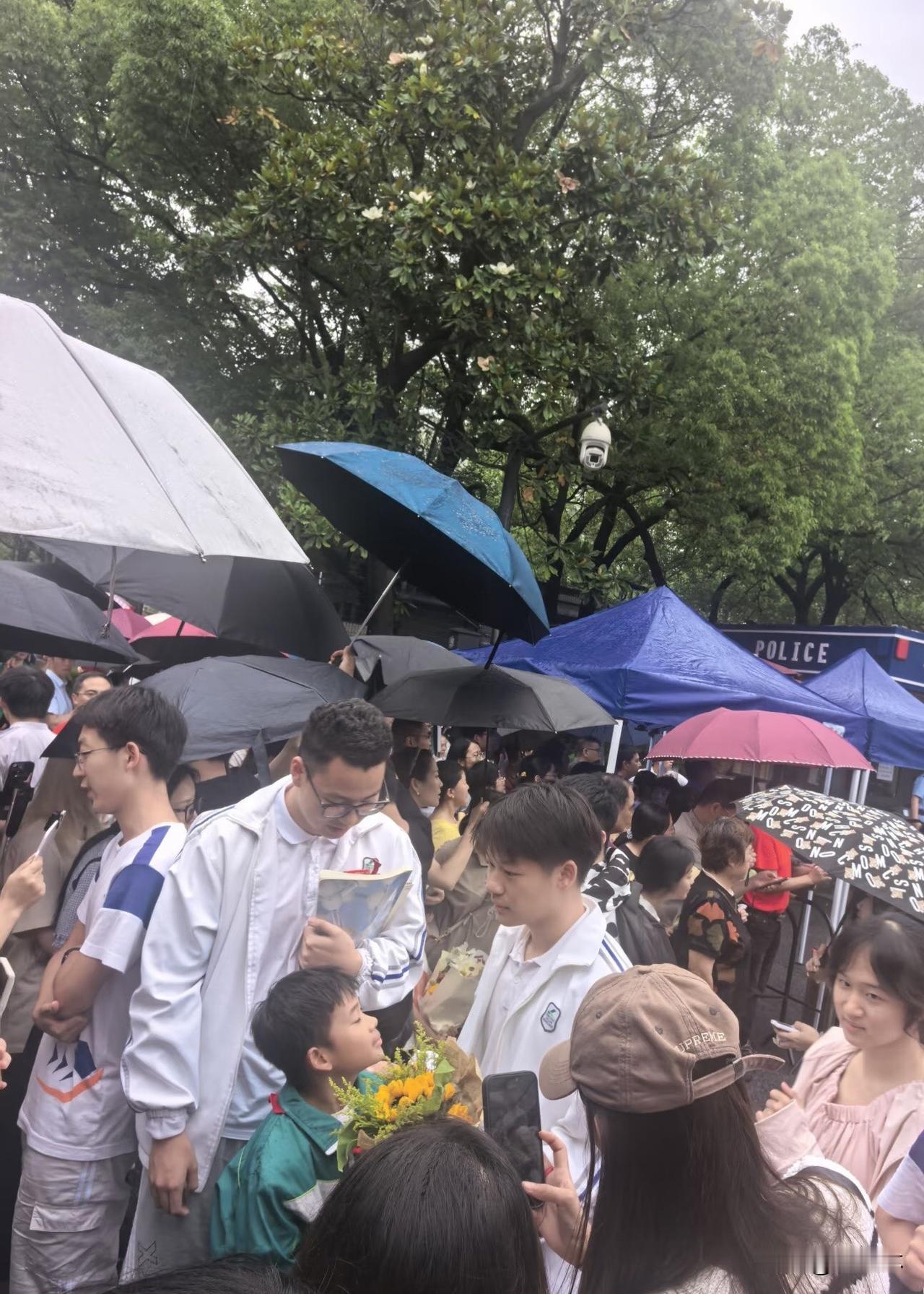 你当年高考有哪些趣事今天是高考第三天，网上全是相关话题，聊作文、吐槽数学难度，想