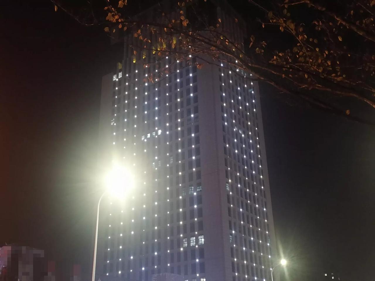 三线城市偏僻处也有这样的楼