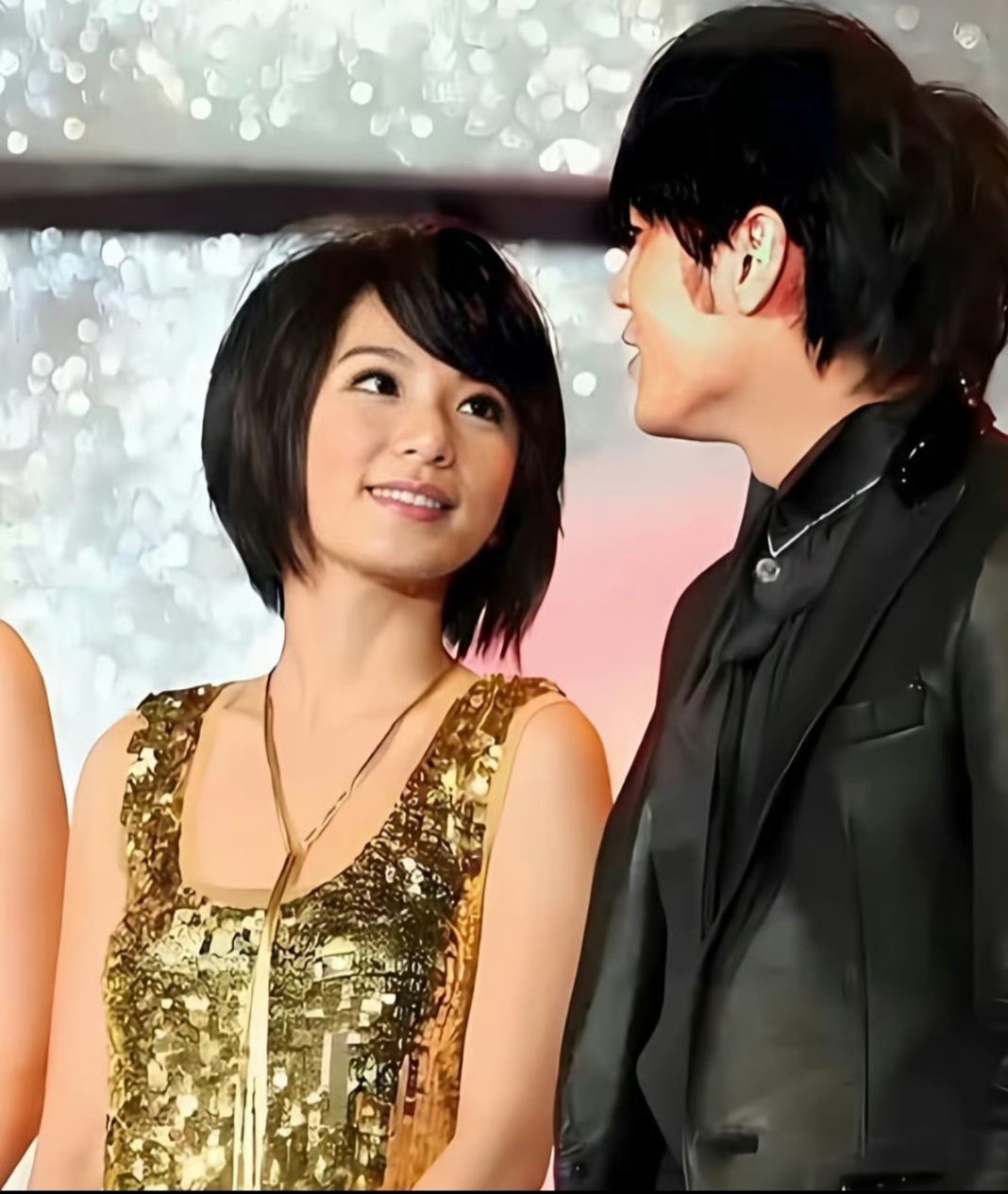 周杰伦 田馥甄从《热带雨林》到舞台重逢，周杰伦田馥甄用默契诠释顶峰相见，无关绯闻