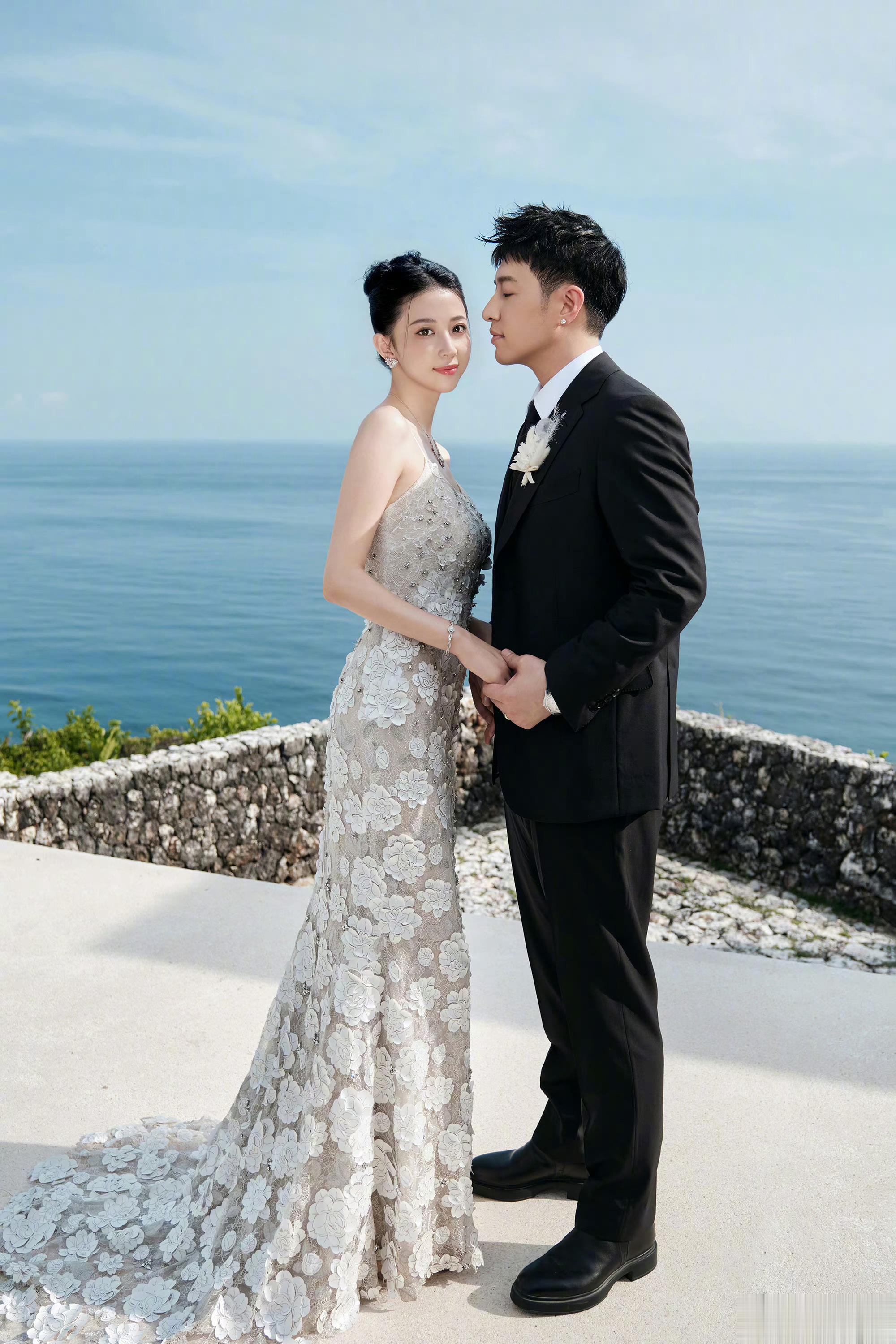 #潘玮柏结婚照#潘玮柏保密措施做得真好，结个婚一点消息都没有，最后还得他亲自晒照