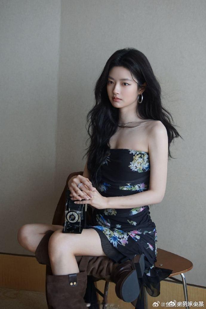 徐若晗明川有知夏路透 就爱徐若晗这种干净飒爽的风格，高马尾一扎整个人都精神了。不