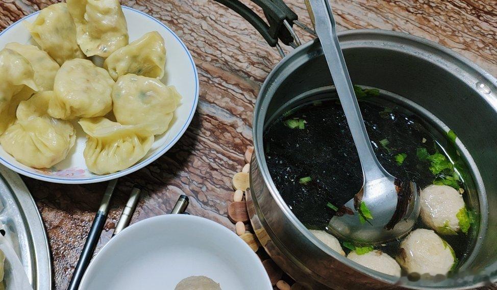 台风天，简单吃点，自家牛肉丸紫菜汤，蒸饺。 
