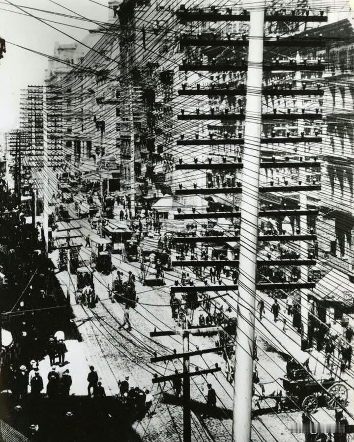 这张照片拍摄于1887年左右，展示了纽约曼哈顿的景象，当时电话和电报服务正在迅速