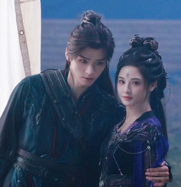 龚俊、彭小苒《暗河传》同框路透双雨对我眼睛真好[哇]但为啥感觉他俩的眼神都像要入