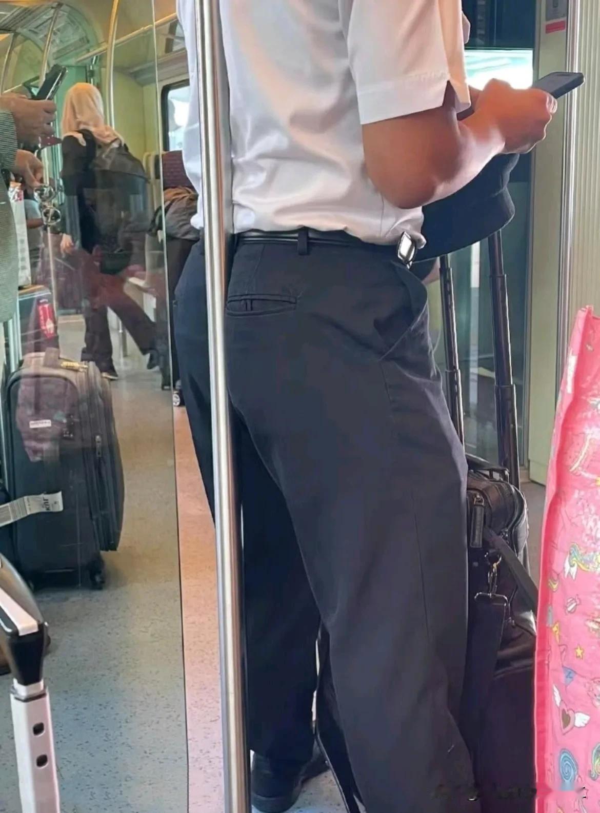 地铁上的帅哥 都是为了生活
地铁之内，人流似潮涌， 
行色匆忙，脚步踏碎梦。 