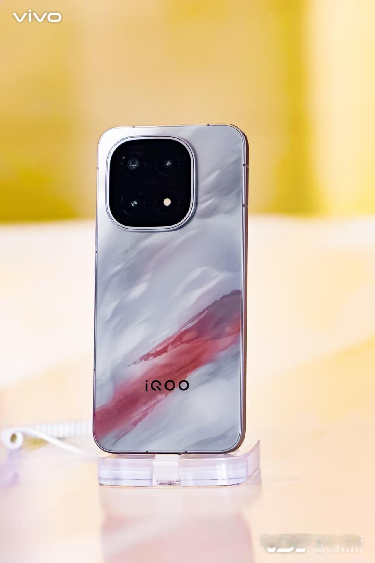 今天参加2025 vivo开发者大会 ，在现场竟然提前摸到了即将发布的iQOO 