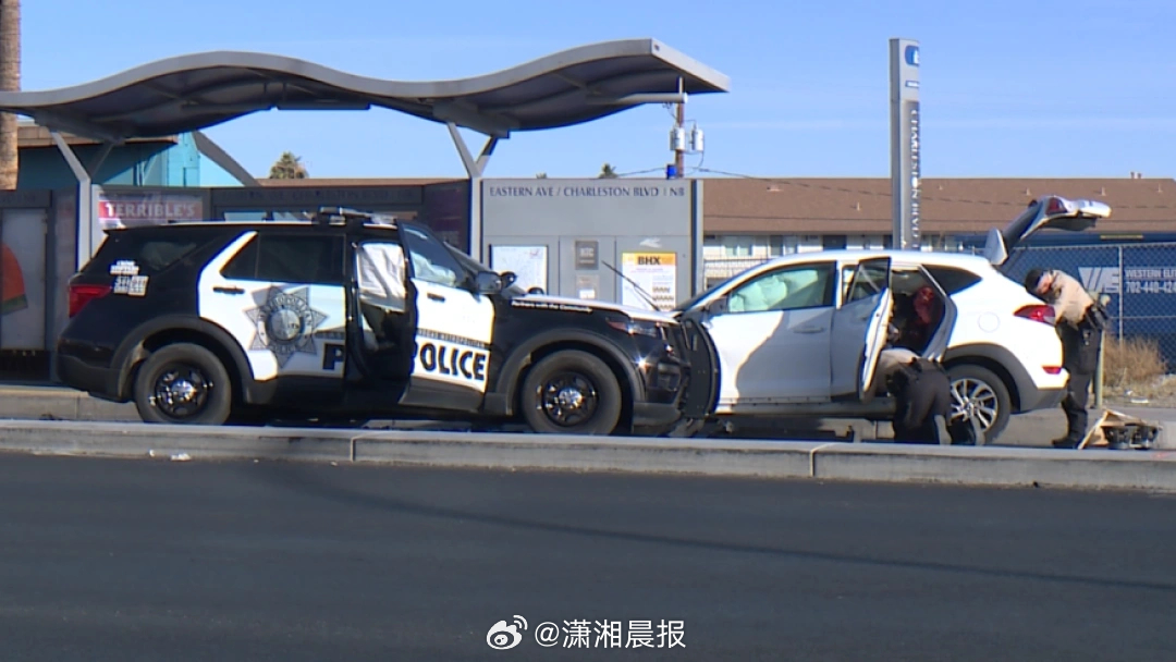 #美国男子刚出狱又偷车并撞警车#【美国一男子刚出狱，又偷车并撞向警车，还称“我要