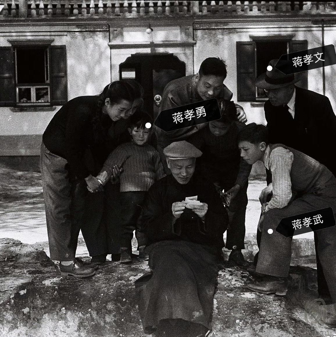 50年代，蒋孝文、蒋孝武、蒋孝勇三兄弟和爷爷，一张罕见的合影，拍摄地点是台北士林