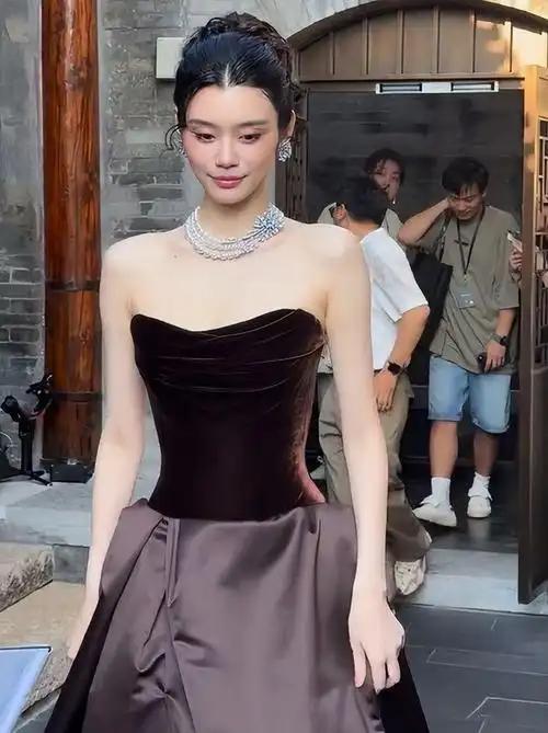 在众多女星名人中，梁安琪如今为何唯独对奚梦瑶松了口？
 
交往初期她并不认识，也