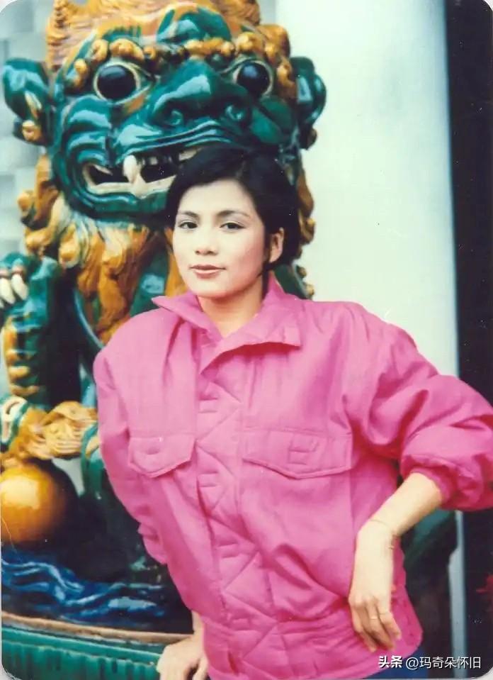 🌸永远的翁美玲
再看这组旧照，依然心动。
粉衫、古狮、红柿，
她站在那里，
就