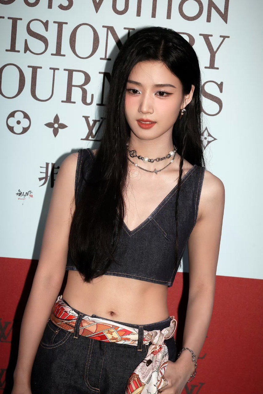 卢昱晓lv大秀红毯生图卢昱晓牛仔辣妹 今天是辣妹晓！神图🈶！ ​​​