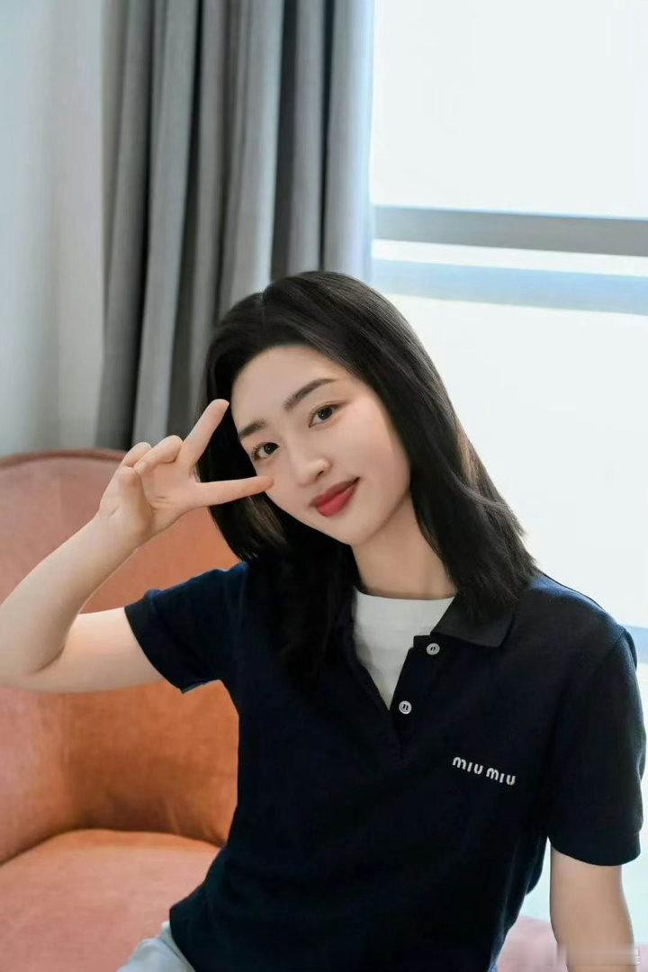 邓恩熙少女果然还是少女邓恩熙看完邓恩熙红毯实拍，真切被她的少女感打动，粉裙温婉元