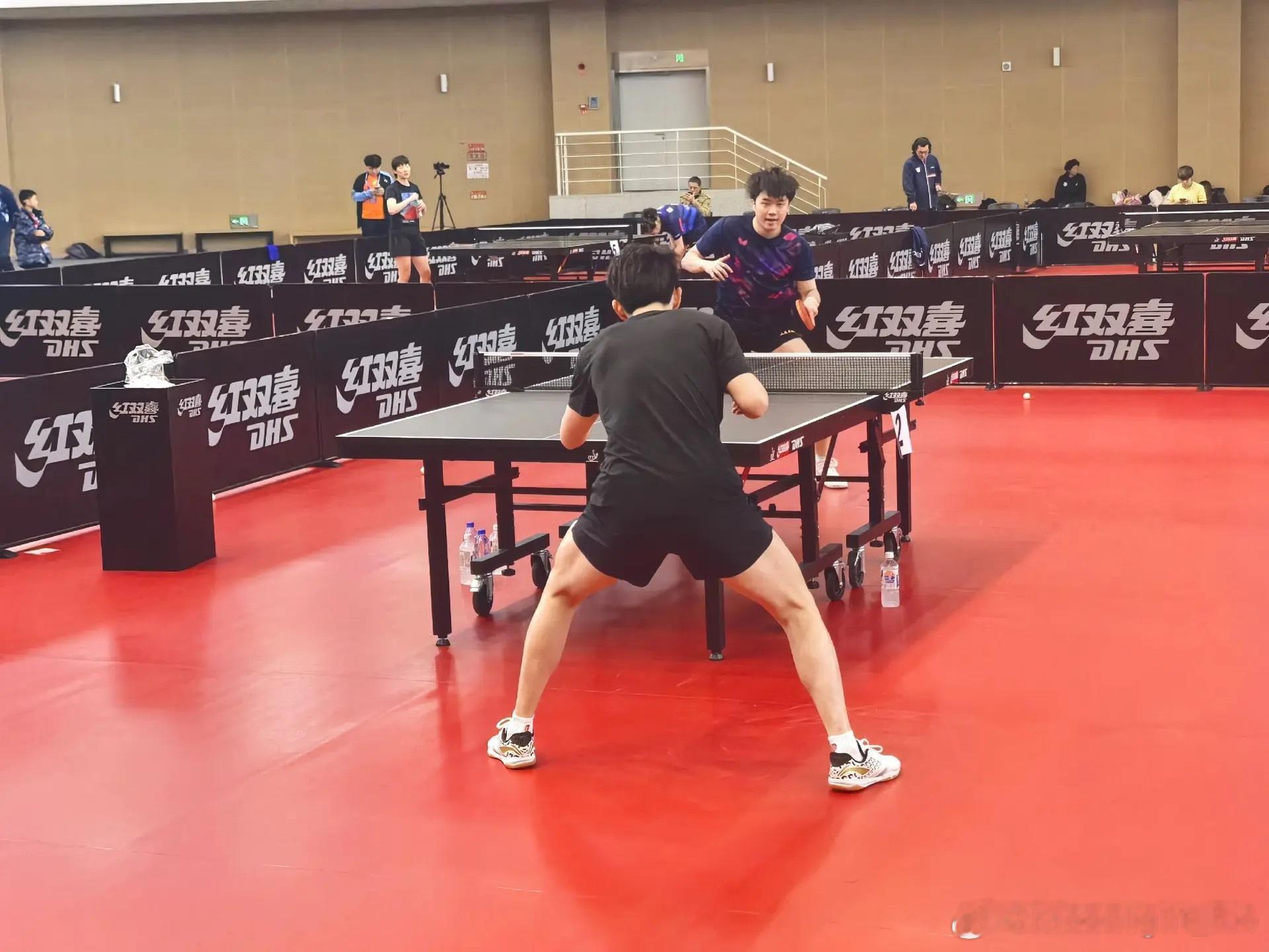 ☁️这头发🤣🐟跟徐奕一起练球 