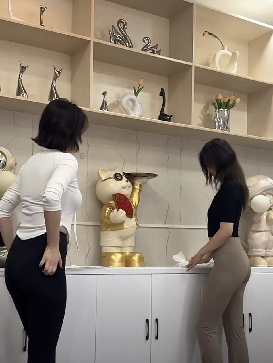 闺蜜穿搭指南：时尚穿搭，轻松出街闺蜜探店日，打卡超萌猫咖啡馆🐱📸