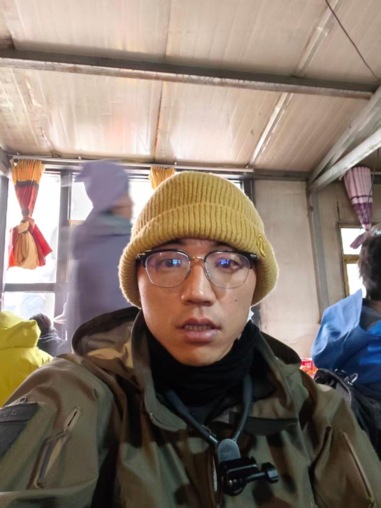 胡杨林去转山，目前感觉状态还可以，因为还懂得给我自拍。他心里挂念了很多人，他说帮