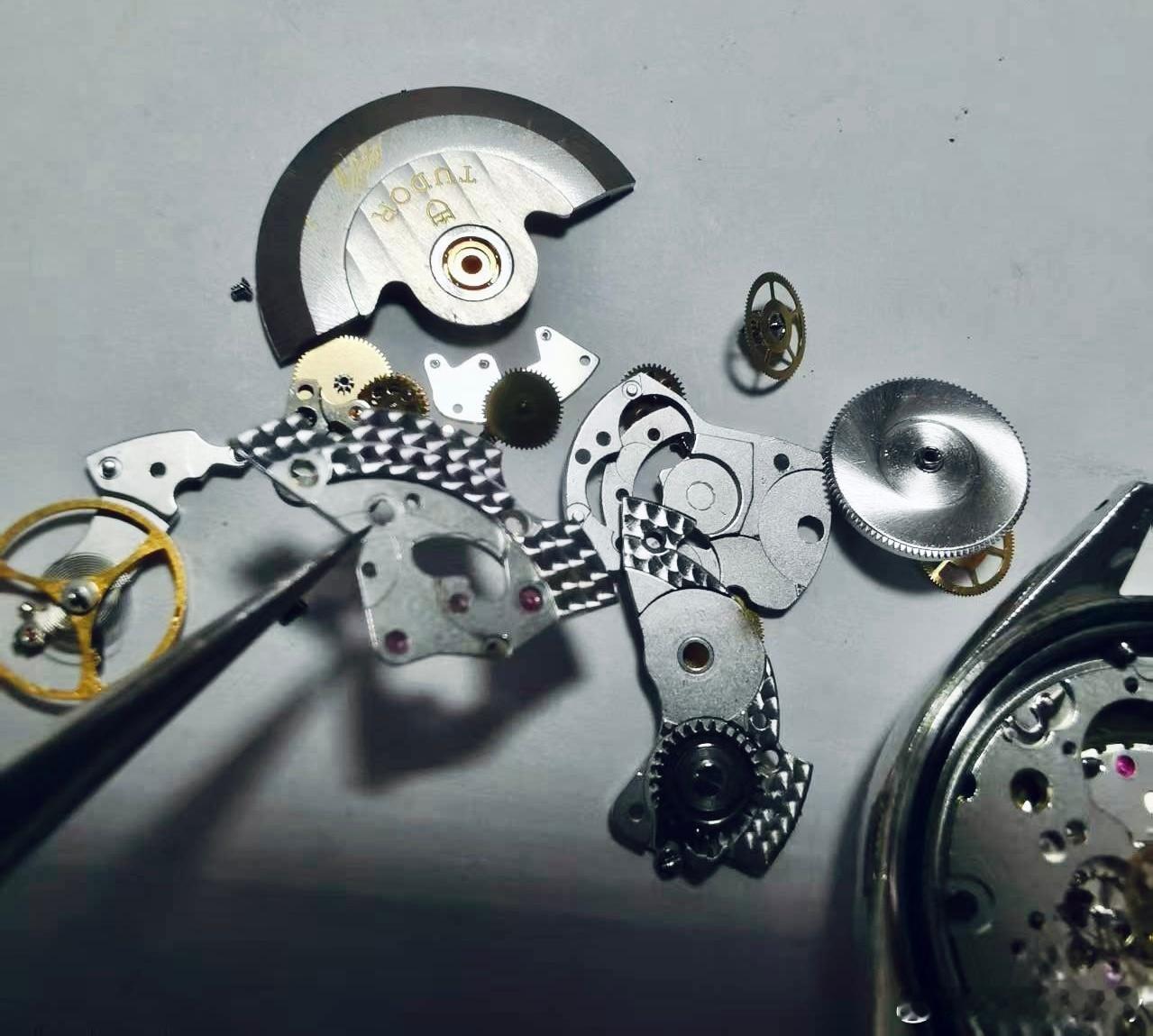 我个人认为，帝舵2824真的是平价机芯里面工艺几乎最好的一款，打磨细致，用料好，