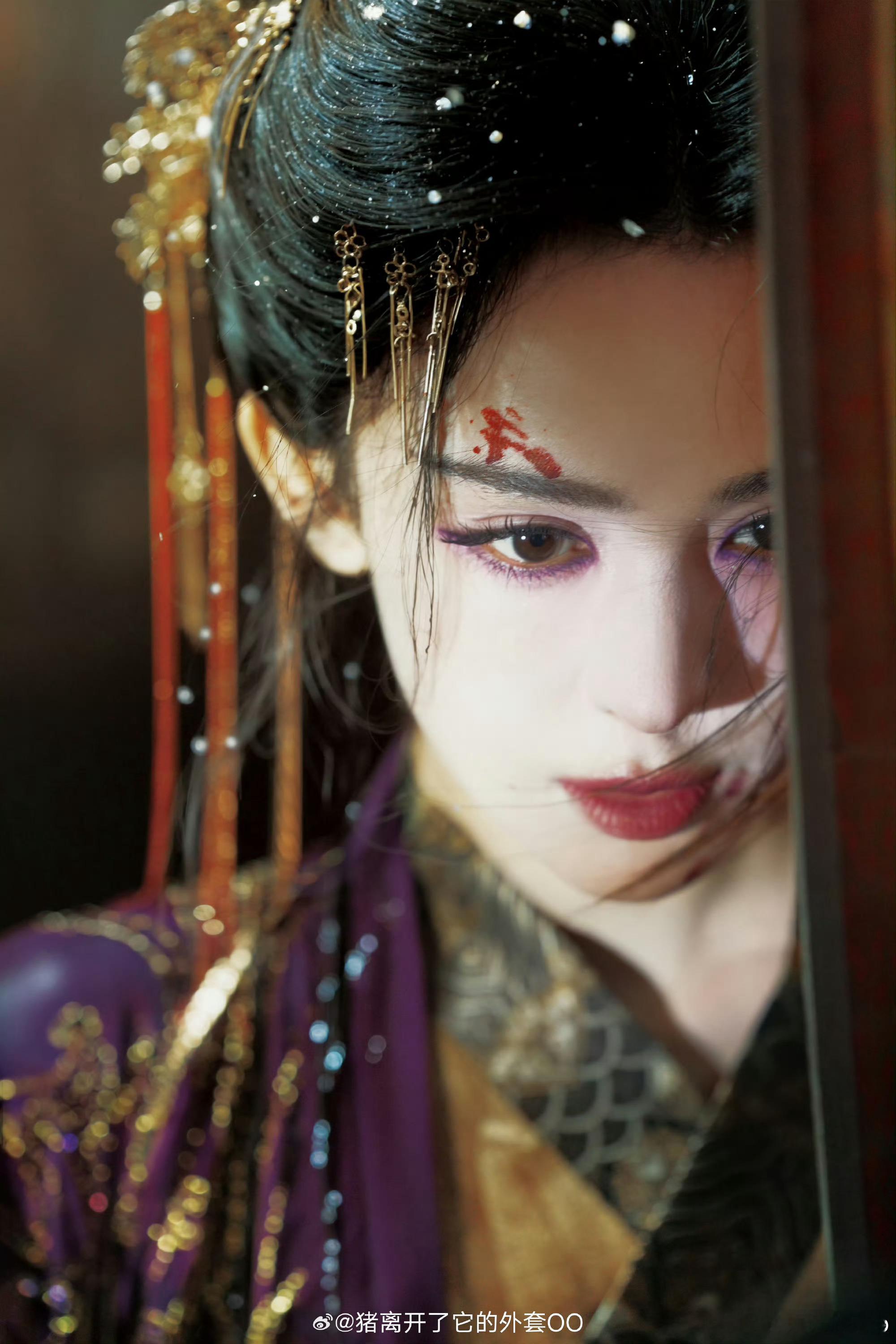 夏弃疾给娜扎拍了玉茗茶骨的收官写真，就这个看垃圾的眼神特别爽啊 