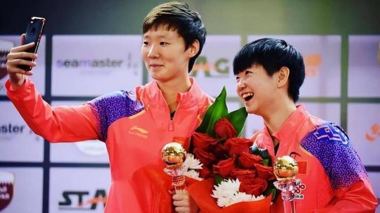 11月16日，全运会乒乓球女单决赛的舞台，王曼昱与孙颖莎再度巅峰对垒，续写四年前