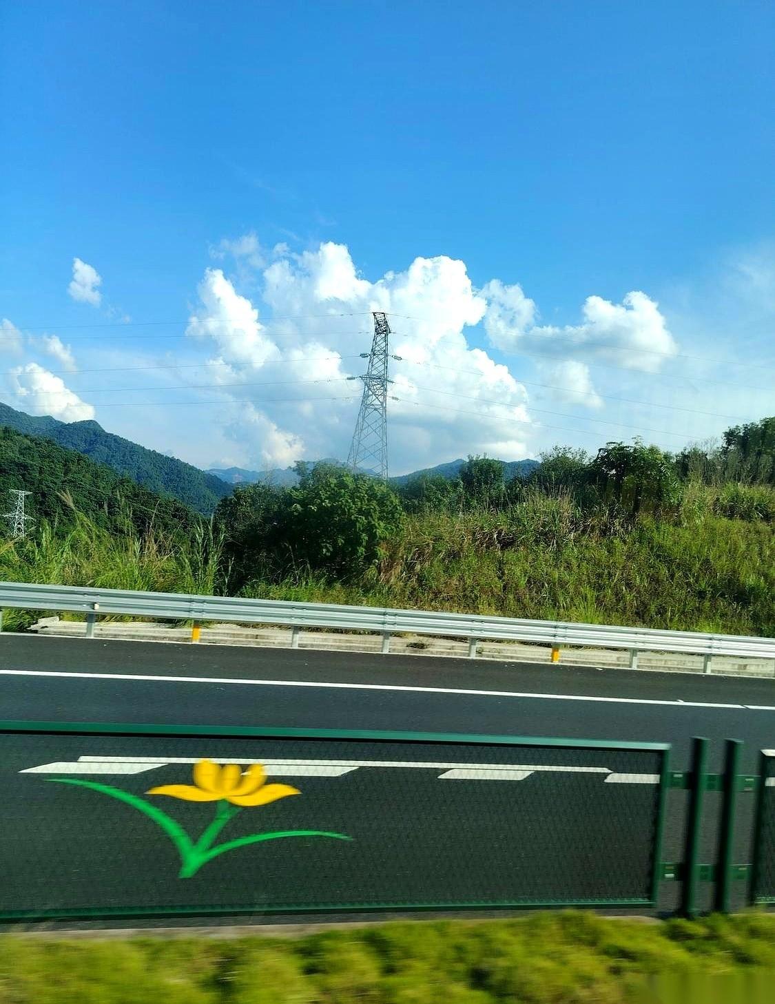 手机屏幕发着惨白的光。一个金额标着“200”的橙色红包发了过去，底下跟着一行字：