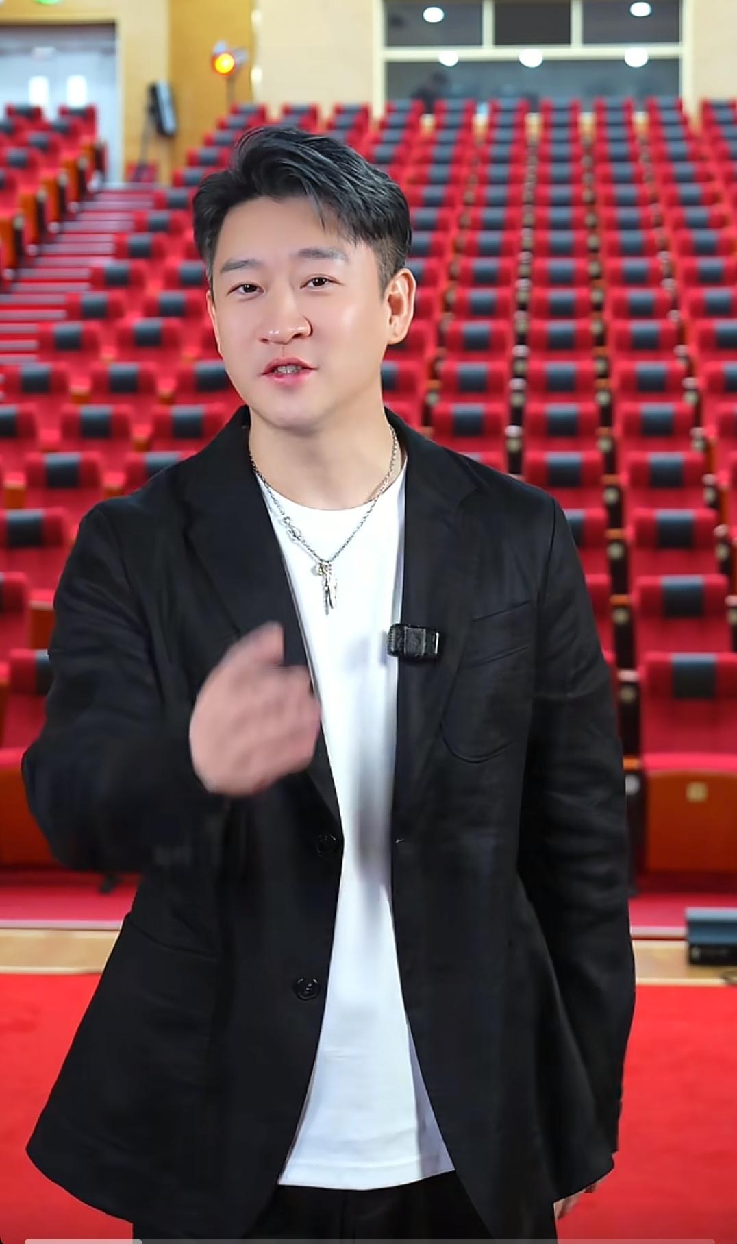 曹云金与聚友轩，良性流量互动典范。

“曹云金主理推荐一城百味”话题出现以来，在