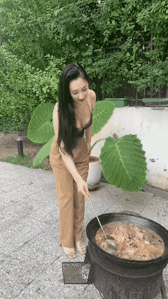 这么大的一锅肉，多少人才能吃完，美女你的家庭成员一定很多吧。