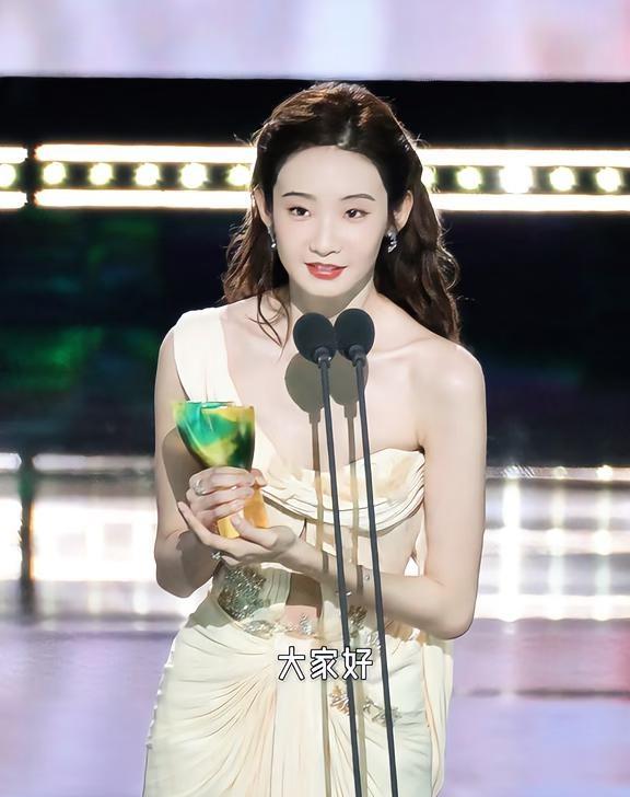 张艺凡：给各位导演制作人澄清一下，脱了鞋真的没有1.88米☺️张艺凡 星光大
张