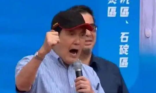 马英九在7月21日的集会上挥舞着拳头愤怒的表示很不理解：为什么我在任时两岸关系这