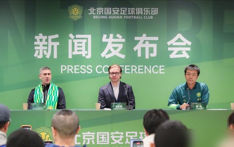 国安被罚5分后，43岁的德国人动手了。
一场追责会，领队、助教、队医全被挪了位