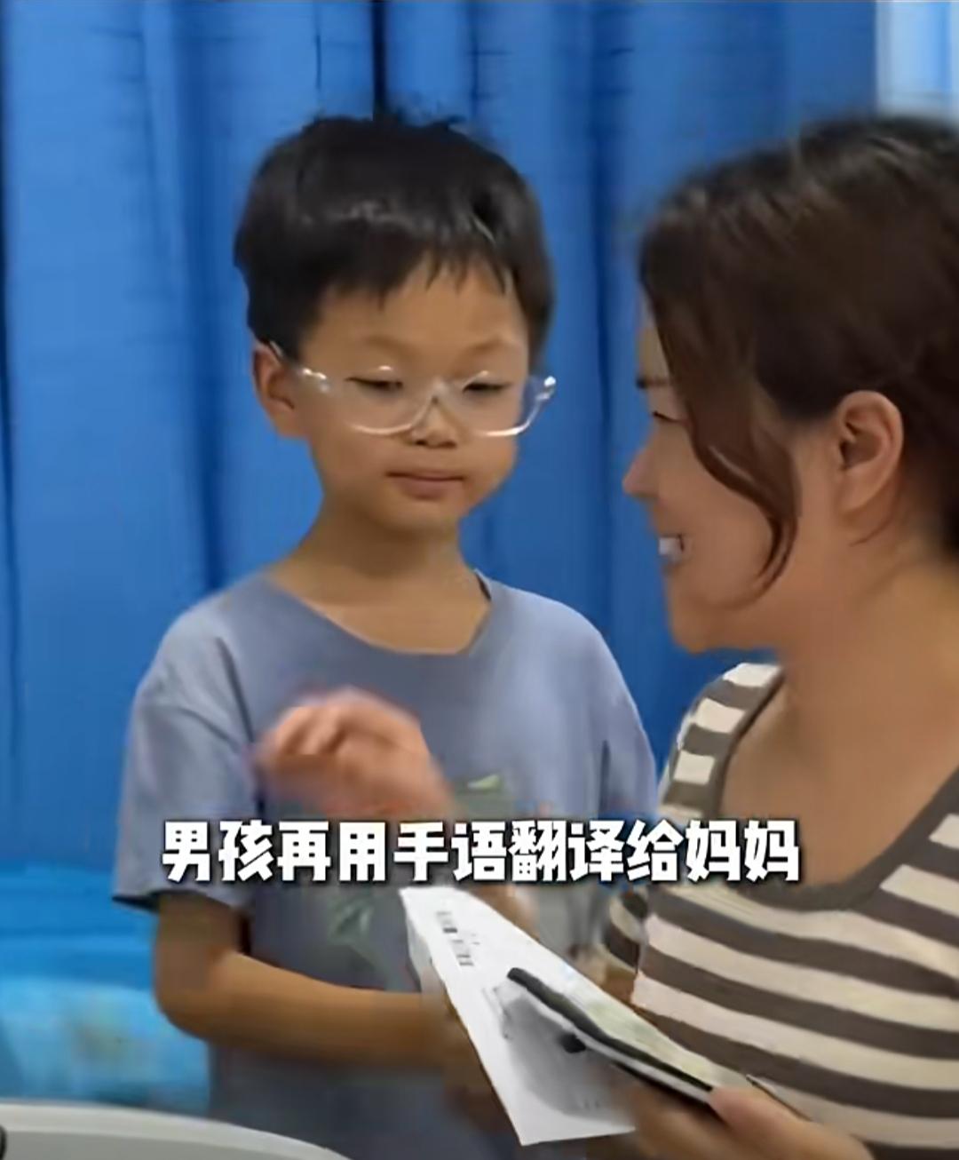 7月18日贵州，一段小男孩陪伴听障母亲就医的视频，温暖了无数网友。
 
这位妈妈