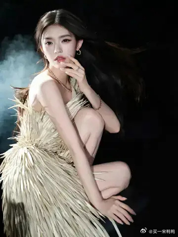 周雨彤台上发言林允台下拍照林允是周雨彤站姐吧周雨彤发言林允台下狂拍，这是什么神仙