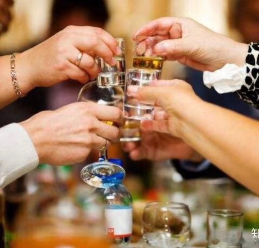 喝一杯酒后身体会发生什么变化一代人有一代人的饮酒文化从劝酒成风到“随意就好”，饮