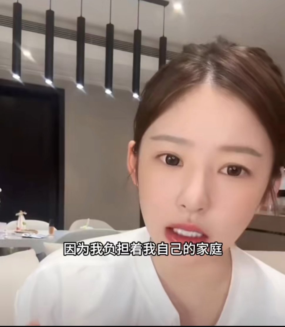 黄一鸣拉黑妈妈黄一鸣说她妈妈质疑她能不能做一个好妈妈，她从一开始出来说她的孩子是