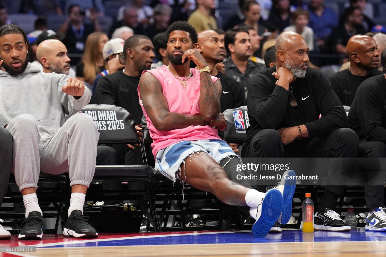 饮水机管理员！分享昨日季前赛在替补席上观战的帅泡！[酷]费城76人NBA季前赛P