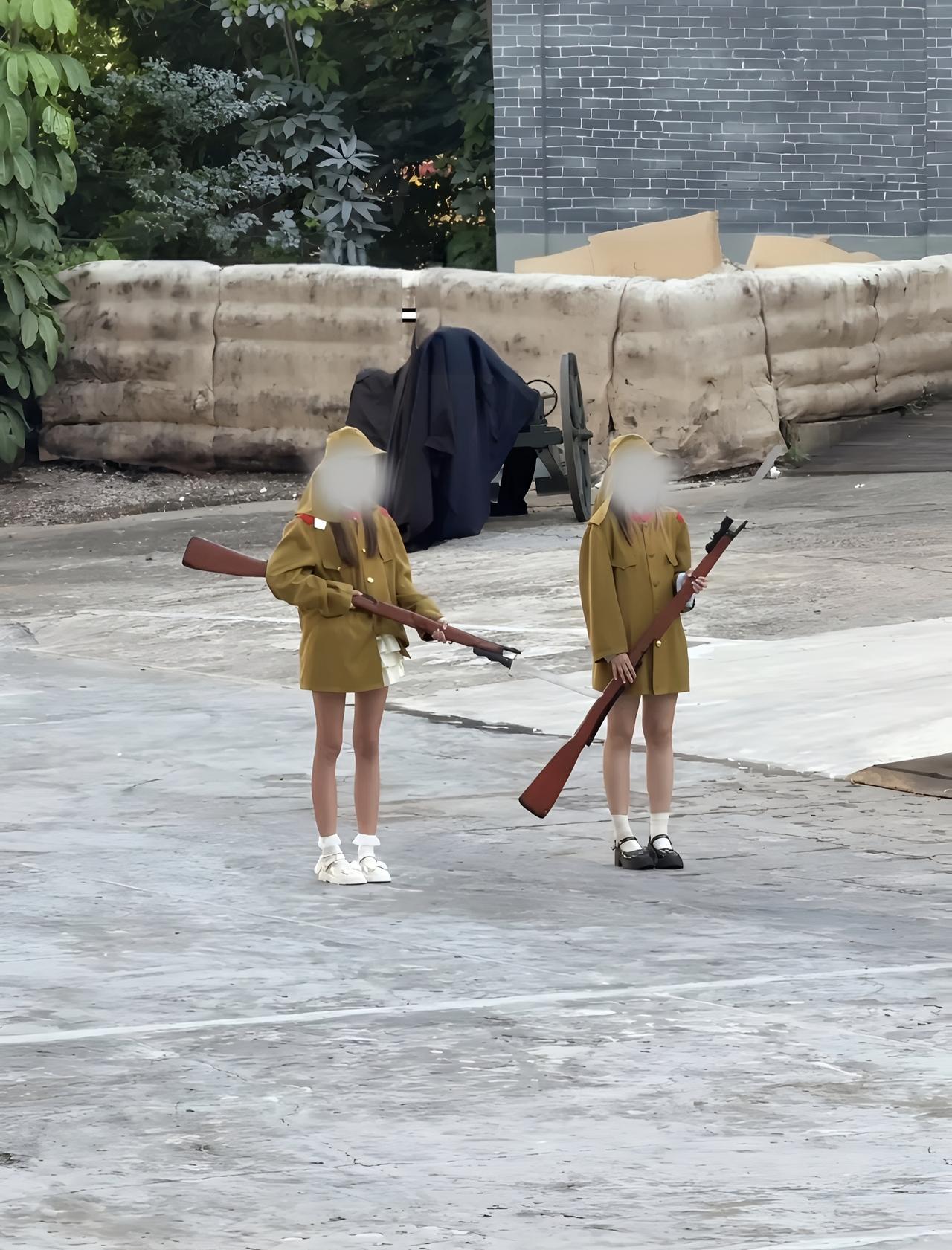 这大佐的腿有点长啊，论找的临时演员有多离谱