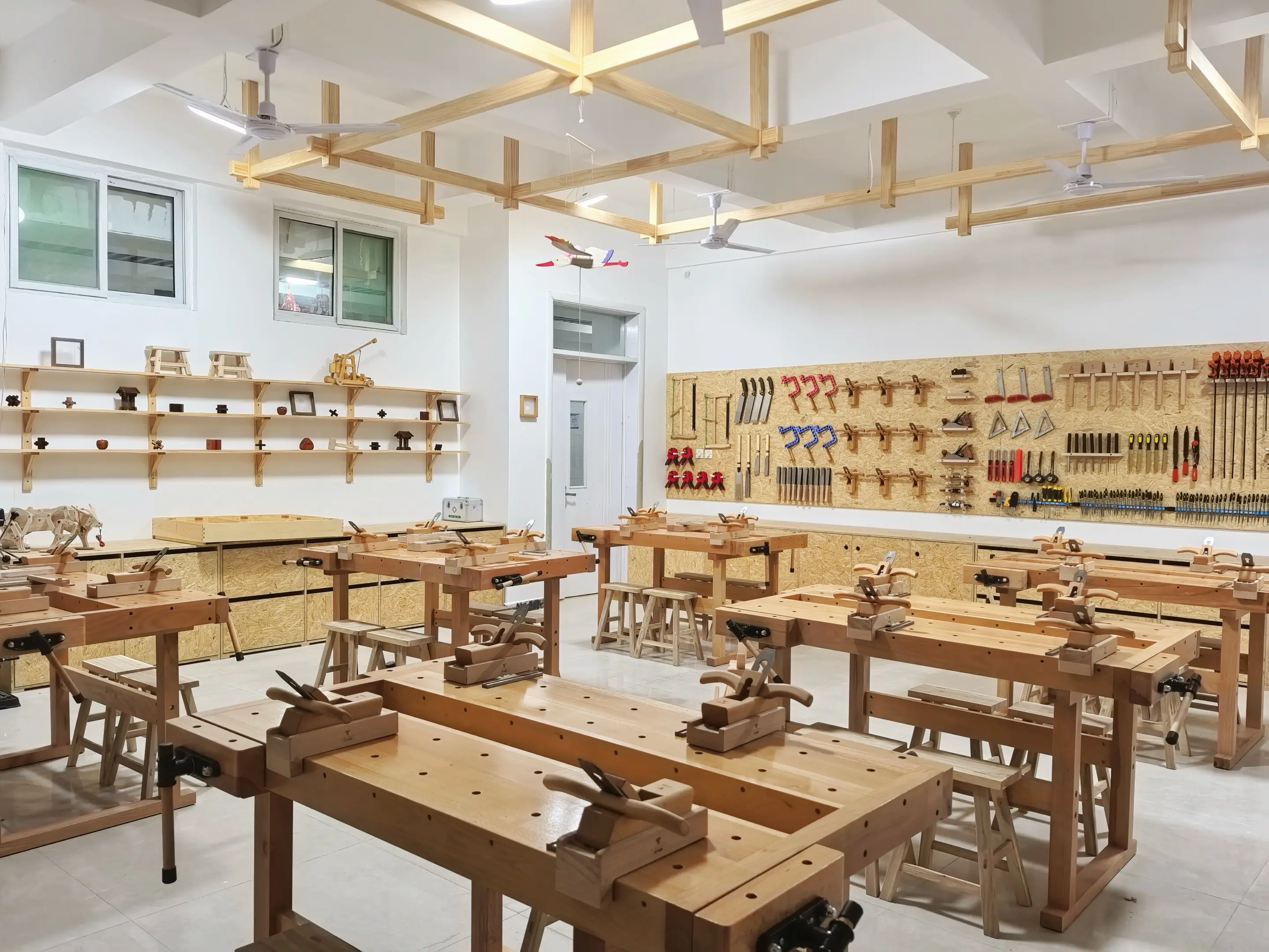 又完工交付一间小学木工教室。