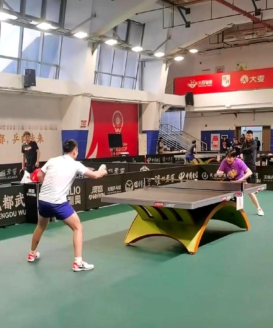 王楚钦这待遇，肖战王皓俩大指导一前一后盯着。

国乒大部队11月27号就到成都了