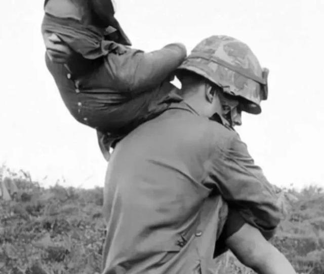 1959年，一名美国士兵，俘虏了一名美丽的越南女士兵，那名女士兵突然脱下了自己的