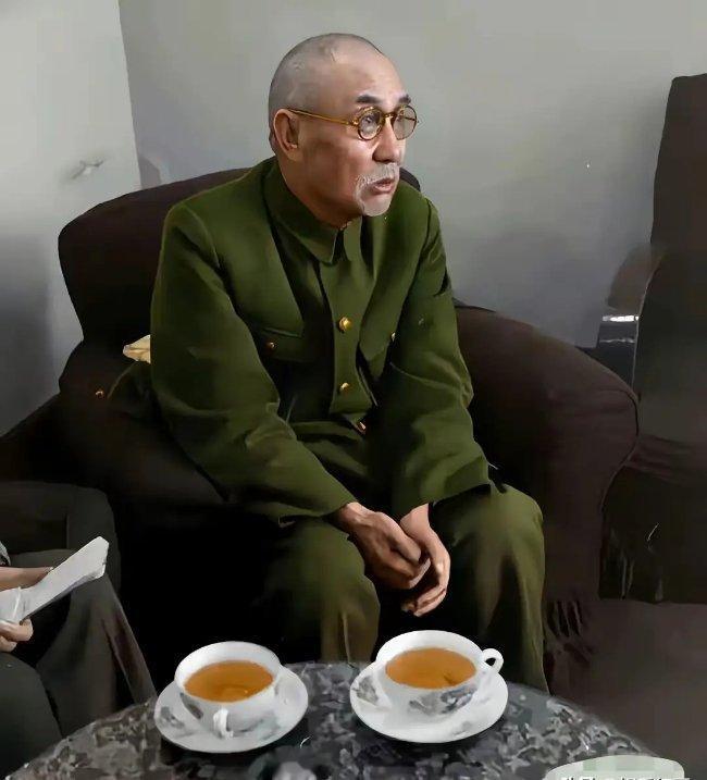 1948年困守太原时期的阎锡山，这一年他65岁一脸迷茫，无精打采 