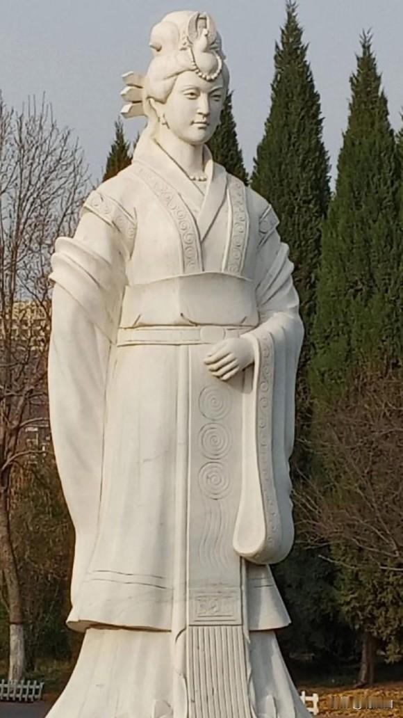 吕后与萧何合谋处死韩信，仅仅杀掉韩信本人还不够，吕后和萧何还下令“夷三族”（诛杀