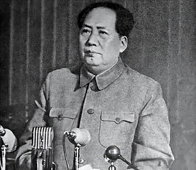 [微风]1957年，毛主席在青岛染上重感冒，连续十天不愈，病情日渐严重，而西药治